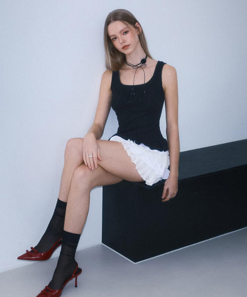 ROSEFRANTZ（ロゼフランツ）の「Frill Button Sleeveless [Black]（Tシャツ/カットソー・レディース・ブラック・MEDIUM/SMALL）」の3枚目の写真
