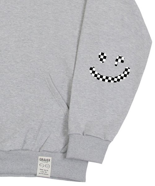 GRAVER（グレーバー）の「[ユニセックス]エルボーチェッカーボードドローイングスマイルフードパーカー_グレー（パーカー・レディース・グレー・LARGE/MEDIUM/SMALL）」の5枚目の写真
