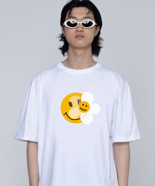 GRAVER（グレーバー）の「[ユニセックス]ドットスマイルフラワーミックス半袖Tシャツ_ホワイト（Tシャツ/カットソー・レディース・ホワイト・X-LARGE/SMALL/MEDIUM/LARGE）」の2枚目の写真