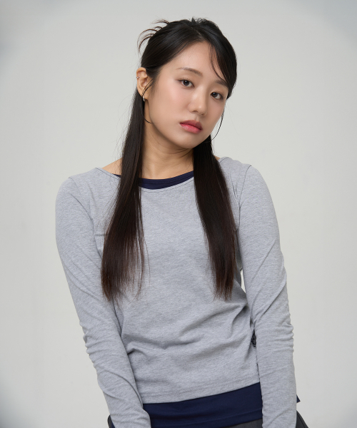 SELITIO（セレティオ）の「配色レイヤードロングスリーブTシャツグレー（Tシャツ/カットソー・レディース・グレー・SMALL/MEDIUM/LARGE）」の3枚目の写真