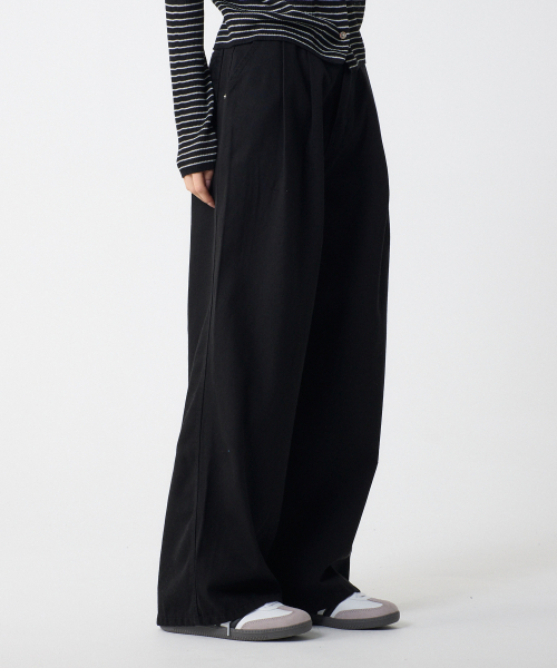 UNKNOWN PLANET(アンノウンプラネット)の「ツーピンタックワイドコットンパンツブラック(その他パンツ・レディース・その他・SMALL/LARGE/MEDIUM)」の2枚目の写真