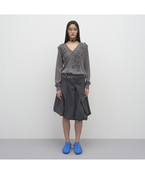 LCDC TM(エルシーディーシーティーエム)の「ASYMMETRIC FRILL CARDIGAN(カーディガン/ボレロ・メンズ・ライトグレー/ブラック・OS)」の3枚目の写真