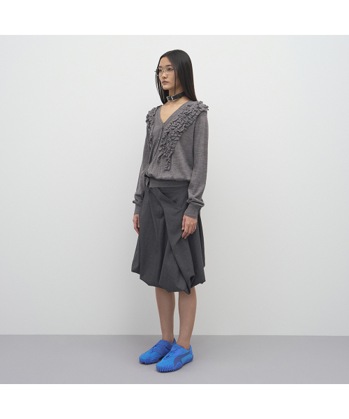 LCDC TM(エルシーディーシーティーエム)の「ASYMMETRIC FRILL CARDIGAN(カーディガン/ボレロ・メンズ・ライトグレー/ブラック・OS)」の4枚目の写真