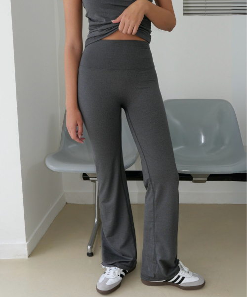 INJIACTIVE(インジアクティブ)の「バターフレアパンツ チャコール(スウェットパンツ・レディース・その他・SMALL/MEDIUM)」の3枚目の写真