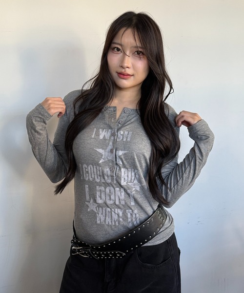 lilful(リルフル)の「【26年春夏新作】2WAY ヘンリーネック レタリングロゴトップス キャミソール(Tシャツ/カットソー・レディース・ブラック/ブラウン/ホワイト/グレー・M/S)」の15枚目の写真