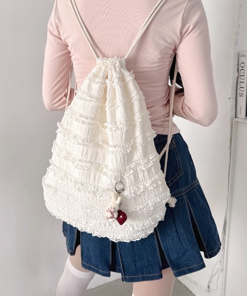 Loueme(ルエム)の「ホイップレースフリルナップサック(バックパック/リュック・レディース・オフホワイト/ライトブルー/ブラック・FREE)」の2枚目の写真