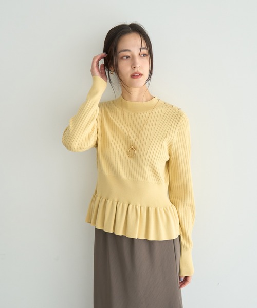 YECCA VECCA（イェッカヴェッカ）の「金釦ペプラムニット（ニット/セーター・レディース・ブラック/アイボリー/イエロー/ライトブルー・FREE）」の4枚目の写真