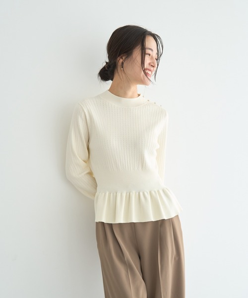 YECCA VECCA（イェッカヴェッカ）の「金釦ペプラムニット（ニット/セーター・レディース・ブラック/アイボリー/イエロー/ライトブルー・FREE）」の2枚目の写真