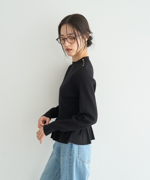 YECCA VECCA（イェッカヴェッカ）の「金釦ペプラムニット（ニット/セーター・レディース・ブラック/アイボリー/イエロー/ライトブルー・FREE）」の3枚目の写真