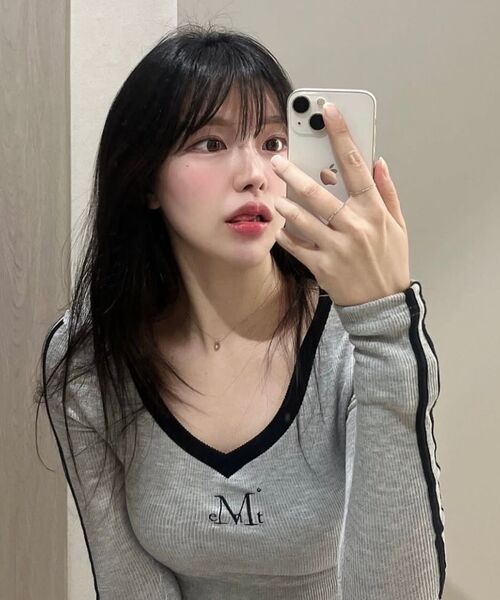 MUCENT(ムセント)の「バインディングトラックラインVネックリブTシャツ(3カラー)(Tシャツ/カットソー・レディース・グレー/ブラック/ネイビー・FREE)」の22枚目の写真