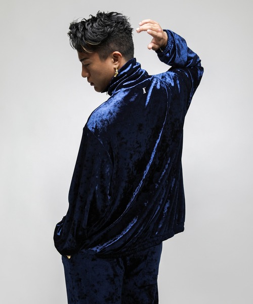 VANQUISH（ヴァンキッシュ）の「VANQUISH / ヴァンキッシュ VA embroidery ベロアジャケット（その他アウター・メンズ・ネイビー/ブラック・L/M）」の4枚目の写真