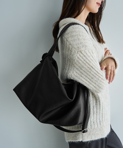 STYLE DELI(スタイルデリ)の「ダブルストラップ軽量くったりショルダーバッグ(ショルダーバッグ・レディース・グレイッシュベージュ/ブラック・FREE)」の2枚目の写真