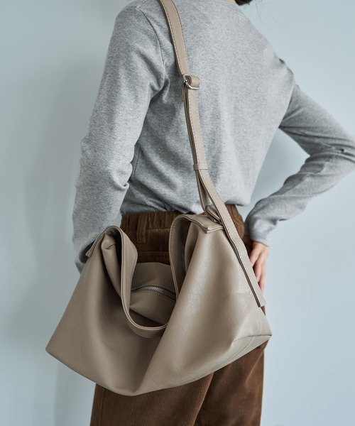 STYLE DELI(スタイルデリ)の「ダブルストラップ軽量くったりショルダーバッグ(ショルダーバッグ・レディース・グレイッシュベージュ/ブラック・FREE)」の4枚目の写真