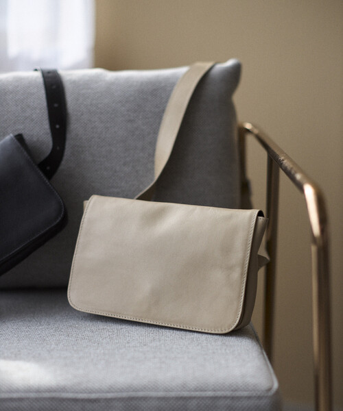 Firsthand（ファーストハンド）の「Firsthand/ファーストハンド レザー ウェストポーチ / 牛革 / 撥水レザー（ボディバッグ/ウエストポーチ・レディース・ベージュ/ブラック・ONE SIZE）」の4枚目の写真