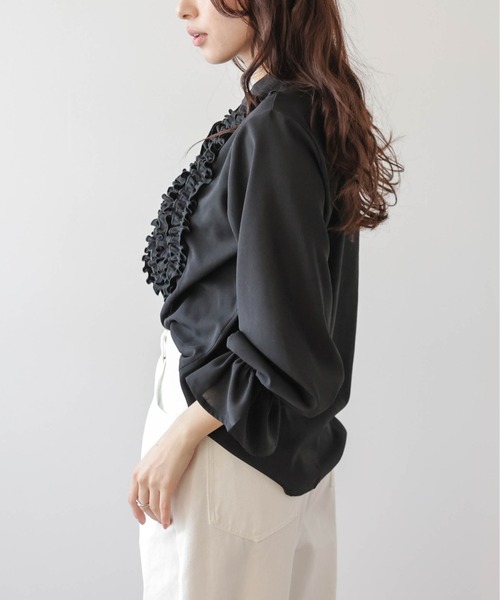 AMELY(エミリー)の「胸元フリルブラウス(シャツ/ブラウス・レディース・ホワイト/ブラック・フリー)」の14枚目の写真