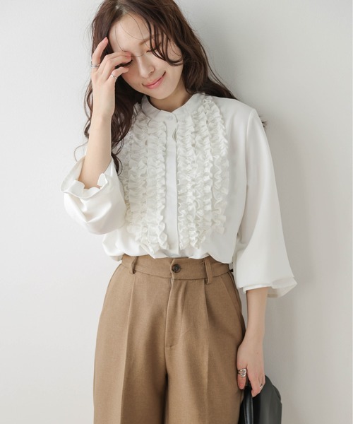 AMELY(エミリー)の「胸元フリルブラウス(シャツ/ブラウス・レディース・ホワイト/ブラック・フリー)」の6枚目の写真