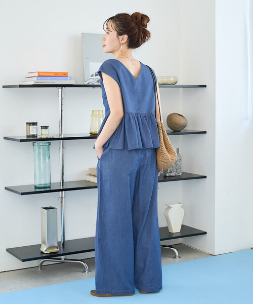 FREAK'S STORE(フリークスストア)の「限定展開 レーヨンデニム ノースリーブ セットアップ(ブラウス・イージーパンツ)(デニムパンツ・レディース・グレー/ブラック/サックスブルー/ネイビー・SMALL/MEDIUM)」の1枚目の写真