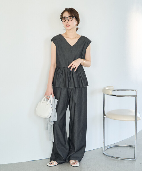 FREAK'S STORE(フリークスストア)の「限定展開 レーヨンデニム ノースリーブ セットアップ(ブラウス・イージーパンツ)(デニムパンツ・レディース・グレー/ブラック/サックスブルー/ネイビー・SMALL/MEDIUM)」の2枚目の写真