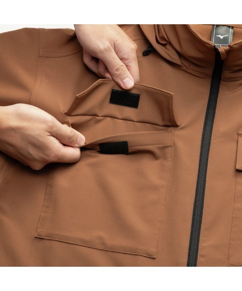 MIZUNO(ミズノ )の「MIZUNO LOOSE-FIT STRETCH JACKET(ミズノ ルーズフィットストレッチジャケット)(ナイロンジャケット・メンズ・オリーブ系/ブラウン/ブラック・X-LARGE/LARGE/MEDIUM)」の4枚目の写真
