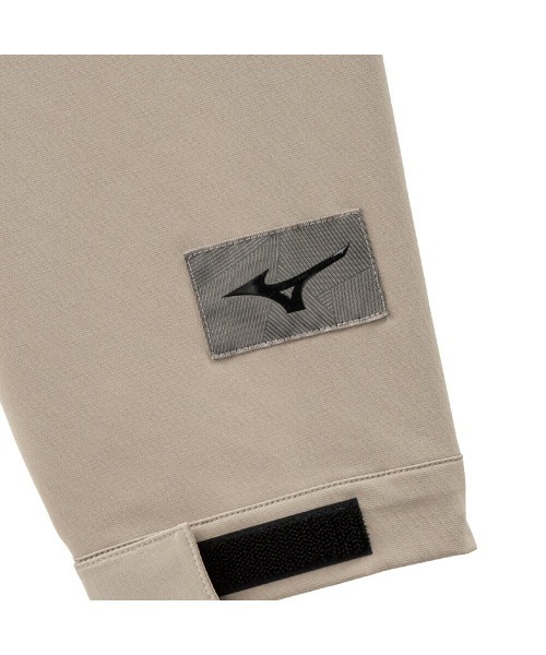 MIZUNO(ミズノ )の「MIZUNO LOOSE-FIT STRETCH JACKET(ミズノ ルーズフィットストレッチジャケット)(ナイロンジャケット・メンズ・オリーブ系/ブラウン/ブラック・X-LARGE/LARGE/MEDIUM)」の10枚目の写真