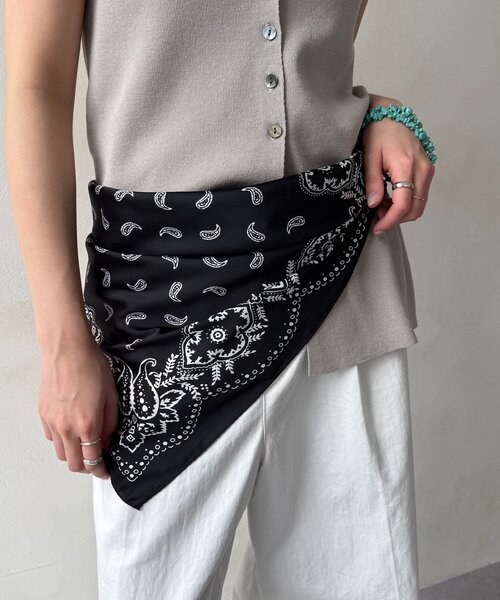 DouDou(ドゥドゥ)の「マグネット付ペイズリー柄スカーフ(ストール/ショール・レディース・アイボリー/ブラック・FREE)」の1枚目の写真