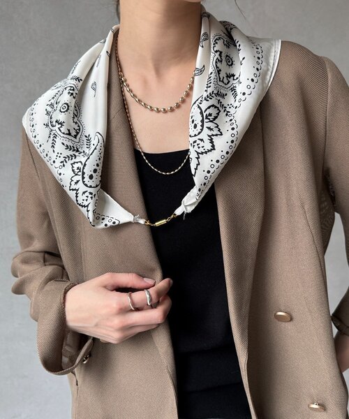 DouDou(ドゥドゥ)の「マグネット付ペイズリー柄スカーフ(ストール/ショール・レディース・アイボリー/ブラック・FREE)」の5枚目の写真