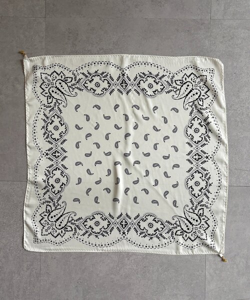 DouDou(ドゥドゥ)の「マグネット付ペイズリー柄スカーフ(ストール/ショール・レディース・アイボリー/ブラック・FREE)」の6枚目の写真