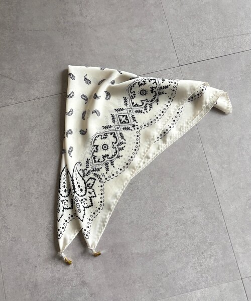 DouDou(ドゥドゥ)の「マグネット付ペイズリー柄スカーフ(ストール/ショール・レディース・アイボリー/ブラック・FREE)」の10枚目の写真