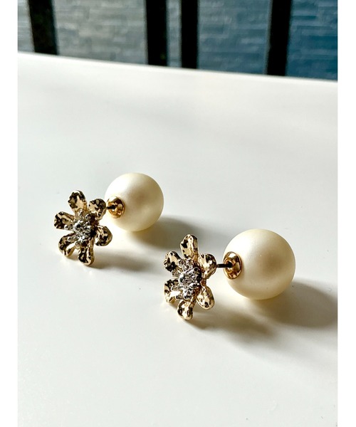 tone(トーン)の「【Le soleil】小ぶりフラワーモチーフ パールキャッチピアス(MA)(ピアス(両耳用)・レディース・ゴールド・FREE)」の2枚目の写真