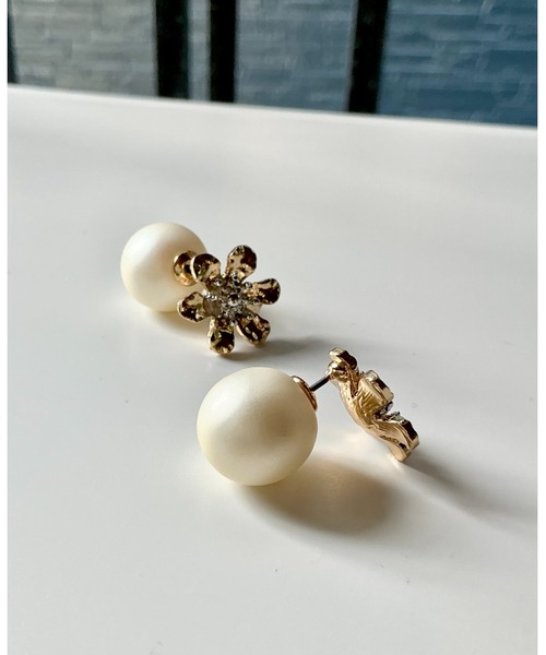 tone(トーン)の「【Le soleil】小ぶりフラワーモチーフ パールキャッチピアス(MA)(ピアス(両耳用)・レディース・ゴールド・FREE)」の3枚目の写真