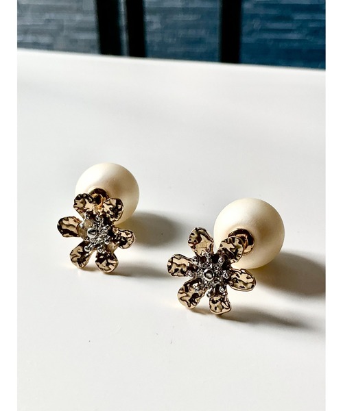tone(トーン)の「【Le soleil】小ぶりフラワーモチーフ パールキャッチピアス(MA)(ピアス(両耳用)・レディース・ゴールド・FREE)」の4枚目の写真