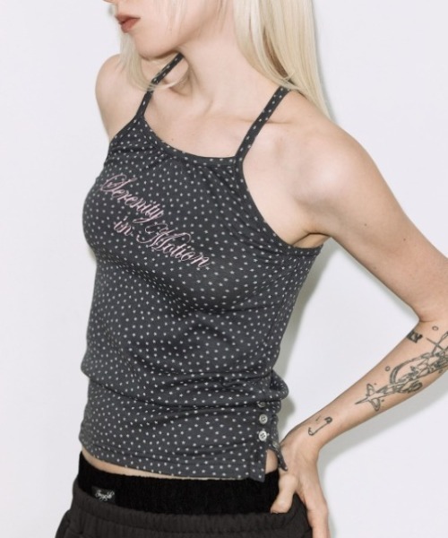 FANCY CLUB(ファンシークラブ)の「A'GEM/9 × .kom 『FANCY CLUB/ファンシークラブ』SERENITY BUTTON SLEEVELESS/セレニティボタンスリーブレス(キャミソール・レディース・チャコールグレー/ブルー・FREE)」の2枚目の写真