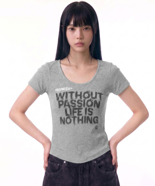 DAMISH（ダミシュ）の「スプレーレタリングUネックスリムTシャツ_グレー（Tシャツ/カットソー・レディース・グレー・OS）」の3枚目の写真
