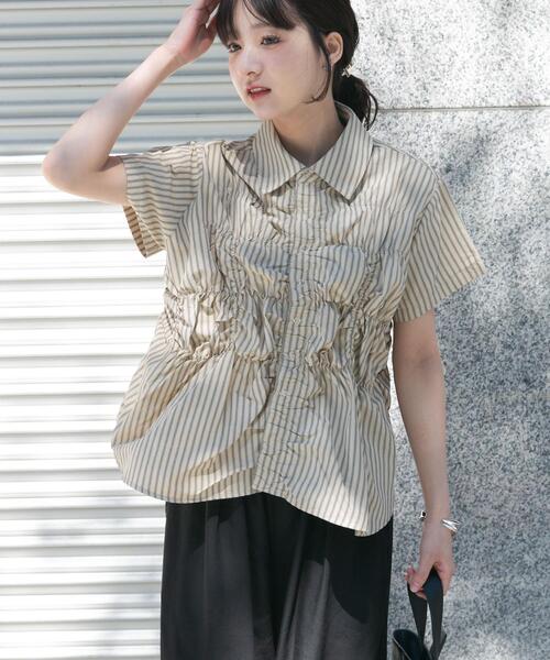 ITEMS URBANRESEARCH(アイテムズ アーバンリサーチ)の「シャーリングストライプシャツ(シャツ/ブラウス・レディース・ブラック/ブラウン/ベージュ・FREE)」の1枚目の写真