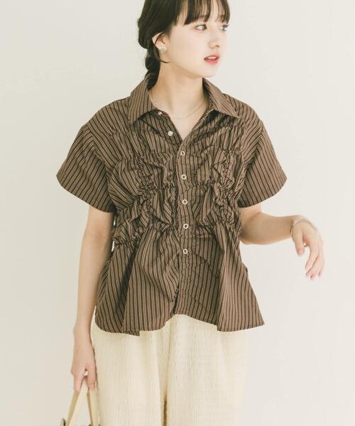 ITEMS URBANRESEARCH(アイテムズ アーバンリサーチ)の「シャーリングストライプシャツ(シャツ/ブラウス・レディース・ブラック/ブラウン/ベージュ・FREE)」の3枚目の写真