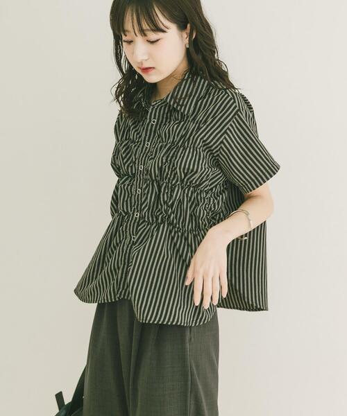 ITEMS URBANRESEARCH(アイテムズ アーバンリサーチ)の「シャーリングストライプシャツ(シャツ/ブラウス・レディース・ブラック/ブラウン/ベージュ・FREE)」の2枚目の写真
