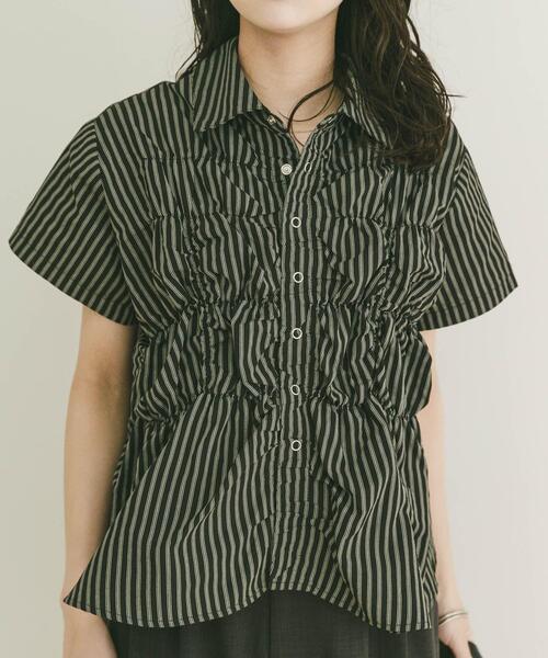 ITEMS URBANRESEARCH(アイテムズ アーバンリサーチ)の「シャーリングストライプシャツ(シャツ/ブラウス・レディース・ブラック/ブラウン/ベージュ・FREE)」の4枚目の写真