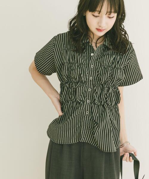 ITEMS URBANRESEARCH(アイテムズ アーバンリサーチ)の「シャーリングストライプシャツ(シャツ/ブラウス・レディース・ブラック/ブラウン/ベージュ・FREE)」の5枚目の写真