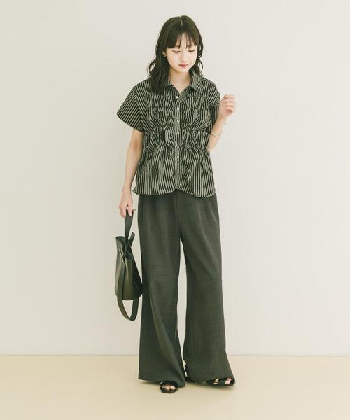 ITEMS URBANRESEARCH(アイテムズ アーバンリサーチ)の「シャーリングストライプシャツ(シャツ/ブラウス・レディース・ブラック/ブラウン/ベージュ・FREE)」の6枚目の写真