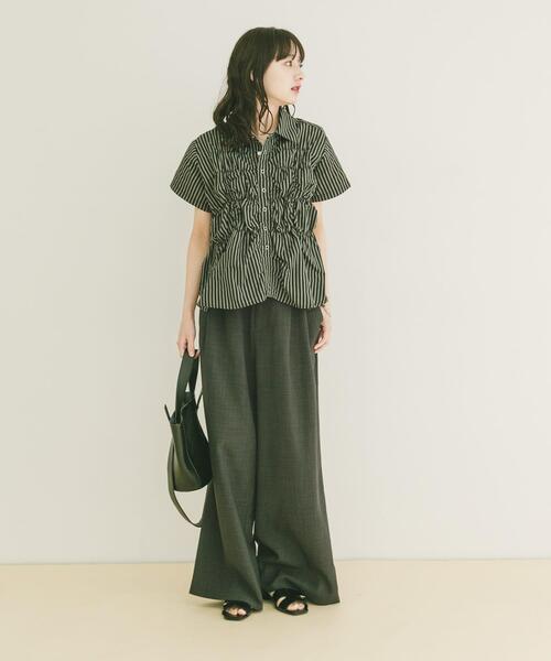 ITEMS URBANRESEARCH(アイテムズ アーバンリサーチ)の「シャーリングストライプシャツ(シャツ/ブラウス・レディース・ブラック/ブラウン/ベージュ・FREE)」の7枚目の写真