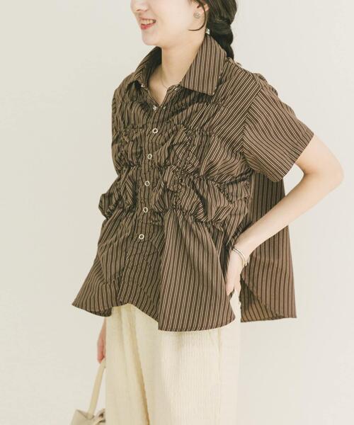 ITEMS URBANRESEARCH(アイテムズ アーバンリサーチ)の「シャーリングストライプシャツ(シャツ/ブラウス・レディース・ブラック/ブラウン/ベージュ・FREE)」の10枚目の写真