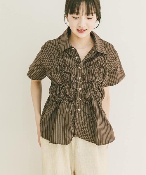 ITEMS URBANRESEARCH(アイテムズ アーバンリサーチ)の「シャーリングストライプシャツ(シャツ/ブラウス・レディース・ブラック/ブラウン/ベージュ・FREE)」の11枚目の写真