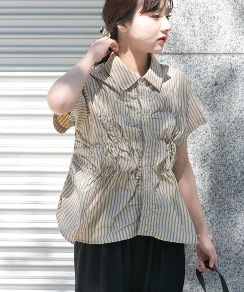 ITEMS URBANRESEARCH(アイテムズ アーバンリサーチ)の「シャーリングストライプシャツ(シャツ/ブラウス・レディース・ブラック/ブラウン/ベージュ・FREE)」の21枚目の写真