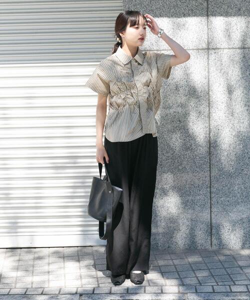 ITEMS URBANRESEARCH(アイテムズ アーバンリサーチ)の「シャーリングストライプシャツ(シャツ/ブラウス・レディース・ブラック/ブラウン/ベージュ・FREE)」の22枚目の写真