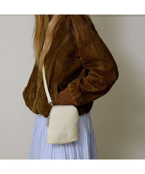 OMNIPOTENT(オムニポテント)の「Little pudding bag _5colors(メッセンジャーバッグ・レディース・レモンイエロー/ブラック/ピンク/ダークブラウン・FREE)」の4枚目の写真