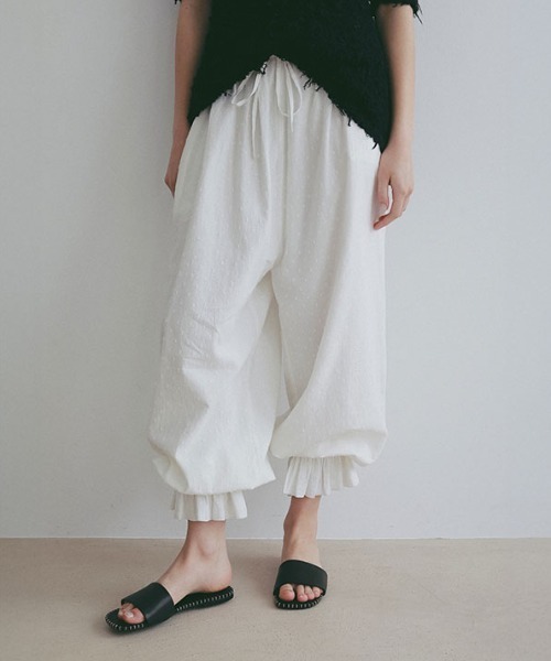 ETRE TOKYO(エトレトウキョウ)の「ハンドステッチタンドレザーフラットサンダル(サンダル・レディース・ベージュ/オフホワイト/ブラック・38/37/36)」の2枚目の写真