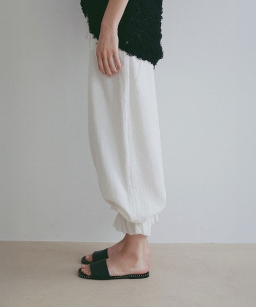 ETRE TOKYO(エトレトウキョウ)の「ハンドステッチタンドレザーフラットサンダル(サンダル・レディース・ベージュ/オフホワイト/ブラック・38/37/36)」の6枚目の写真