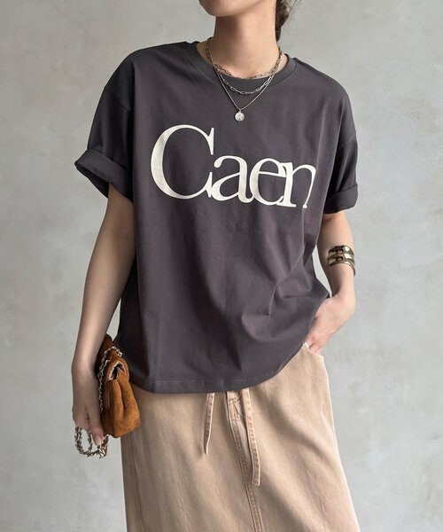 DouDou(ドゥドゥ)の「【WEB限定】CaenクルーネックロゴTEE(Tシャツ/カットソー・レディース・レッド/オフホワイト/チャコールグレー・FREE)」の1枚目の写真
