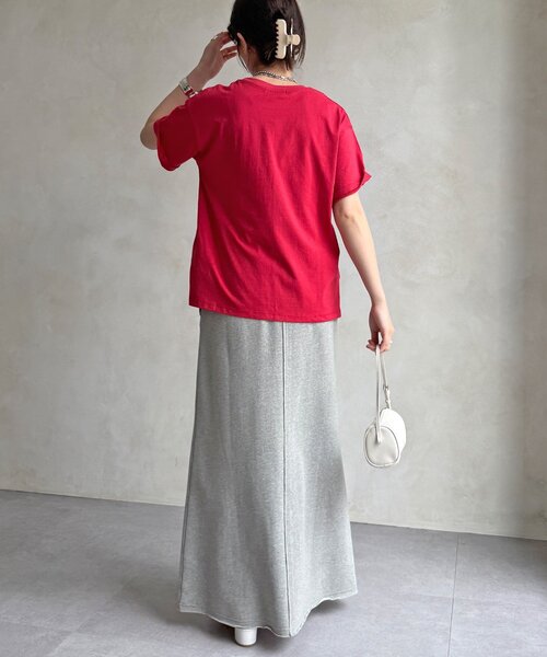 DouDou(ドゥドゥ)の「【WEB限定】CaenクルーネックロゴTEE(Tシャツ/カットソー・レディース・レッド/オフホワイト/チャコールグレー・FREE)」の4枚目の写真