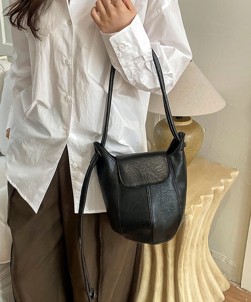 LA VORAGINE（ラ ヴォラジネ）の「オイルレザー バケットバッグ レディース 3 色 ショルダー / アンダー兼用（ショルダーバッグ・レディース・BROWN/C/Black・FREE）」の22枚目の写真
